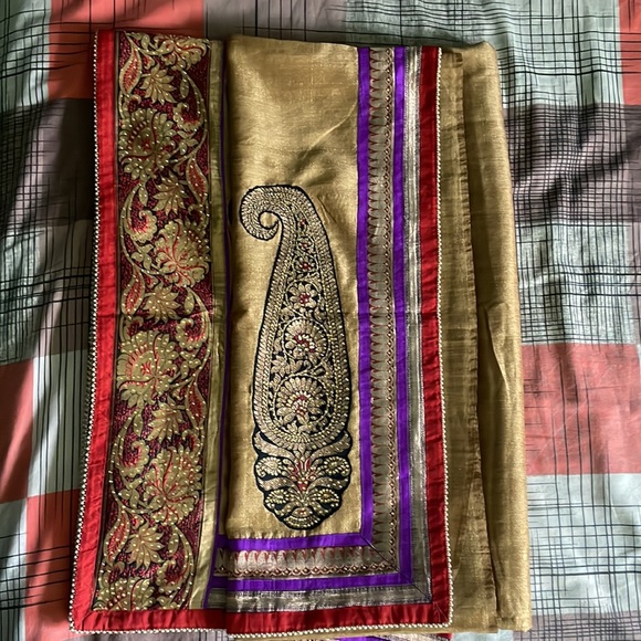 This is very nice Indian traditional saree with ready made blouse. Color beige. - Picture 4 of 10